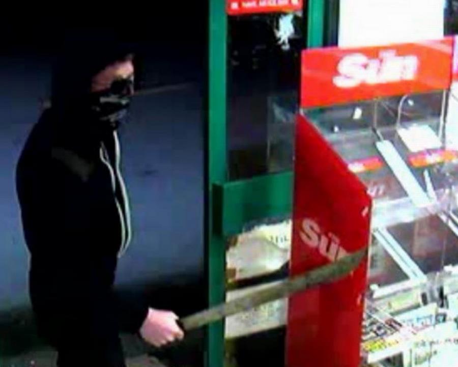 Napadli z maczetą i młotkiem na sklep - ukradli osiem piw i dwa wina