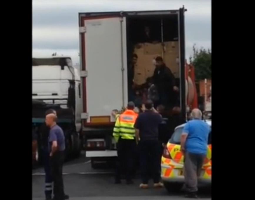 13 nielegalnych imigrantów w przyczepie ciężarówki w Warwickshire