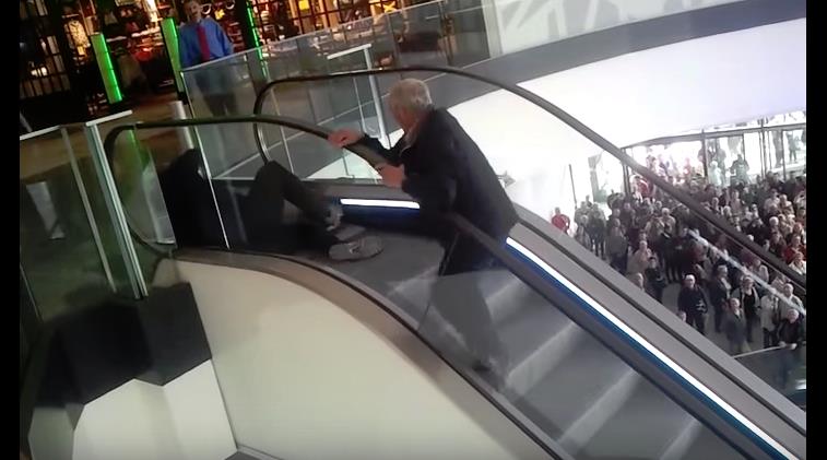 Wyścig po darmowego burgera na schodach w Łodzi