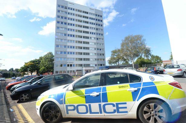 Mężczyzna wypadł z dziewiątego piętra bloku w Birmingham