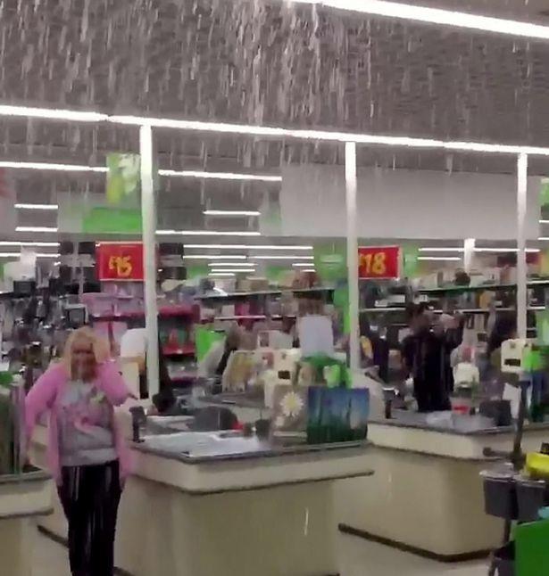 Przeciek  w dachu w supermarkecie Asda w Perry Barr – woda lała się przez pół godziny