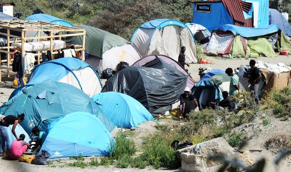 Spalone ubrania i jedzenie - fundacja wstrzymuje pomoc dla imigrantów z Calais