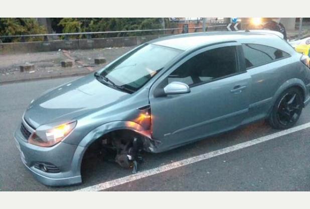 Pijany kierowca jechał samochodem, który miał tylko trzy koła 