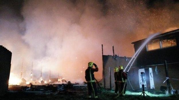 Jedenaście jednostek straży pożarnej walczyło z pożarem klubu w Aston