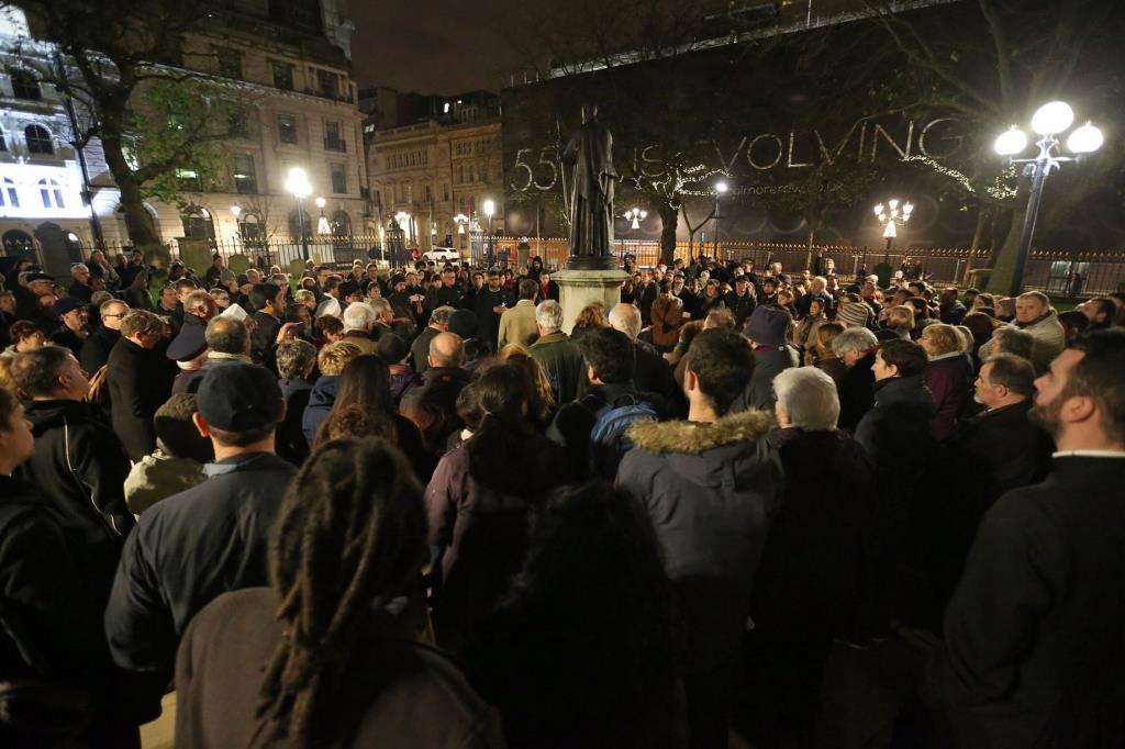 Mieszkańcy Birmingham zgromadzili się przy katedrze, by oddać hołd zabitym w Paryżu