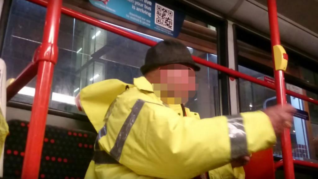 75-letni emeryt przypuścił rasistowski atak na kierowcę autobusu 16A w Birmingham