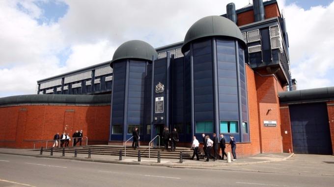 Protestujący więzień wdrapał się na dach budynku i rzucał dachówkami w strażników