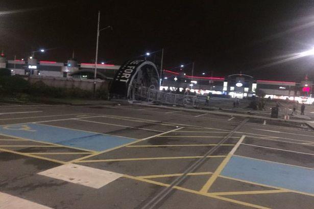 Sztorm Barney przeszedł przez West Midlands – silny wiatr powalił maszt w Fort Shopping Park