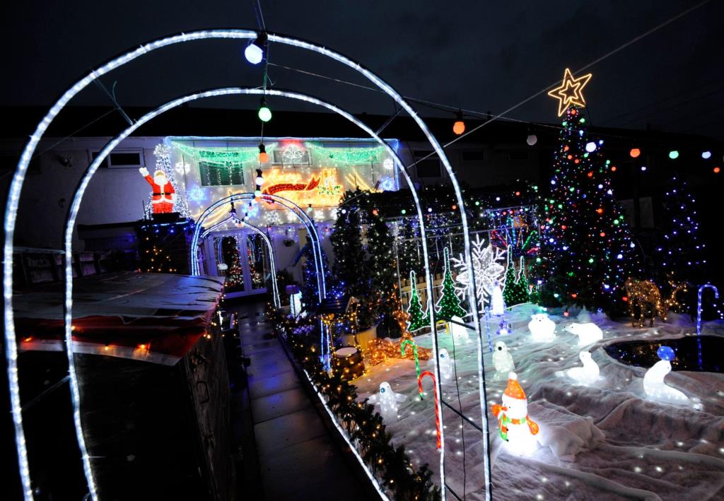 Mieszkaniec Bromford rozświetlił swoją posesję 25 tys. świątecznych lampek