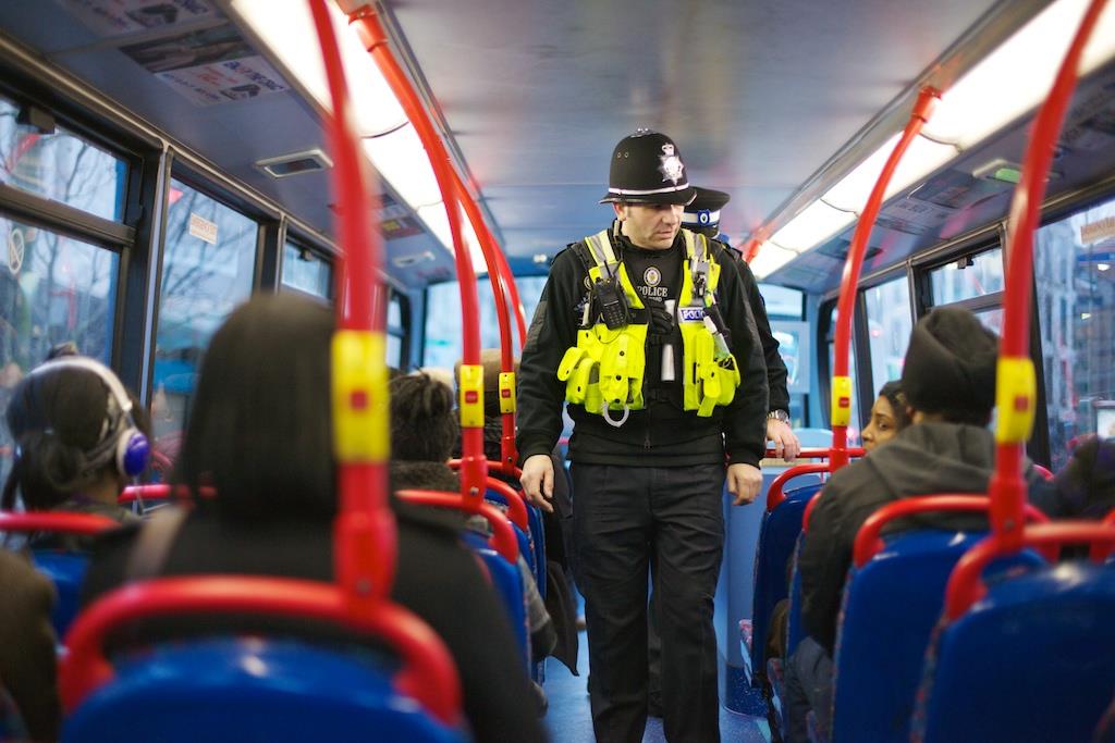 14-latek rzucił cegłą w autobus numer 18 – trafiona w głowę pasażerka trafiła do szpitala