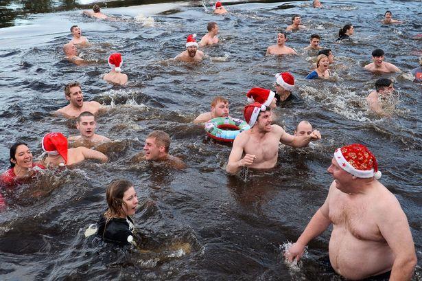 Coroczna kąpieli morsów w Sutton Park