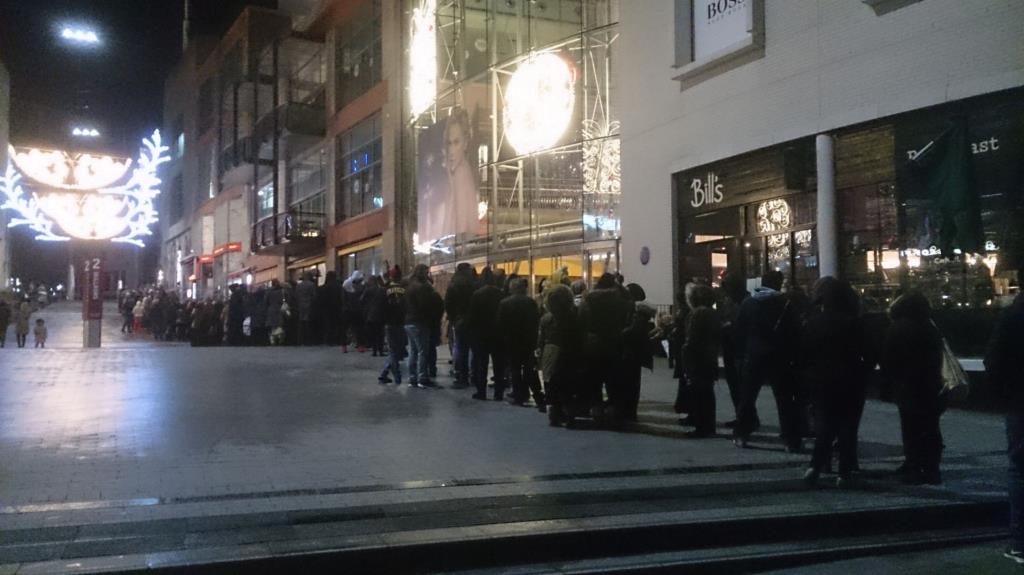 W Boxing Day w Birmingham tłumy ludzi czekały na otwarcie sklepów