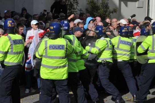 Pierwsza demonstracja antyislamskiej organizacji PEGIDA w Birmingham