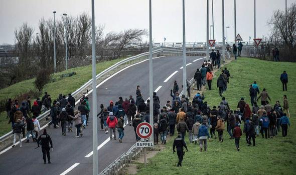 Imigranci z Calais zaatakowali autobus z brytyjskimi uczniami