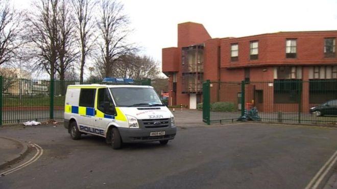 Świńskie głowy na bramie islamskiej szkoły w Portsmouth