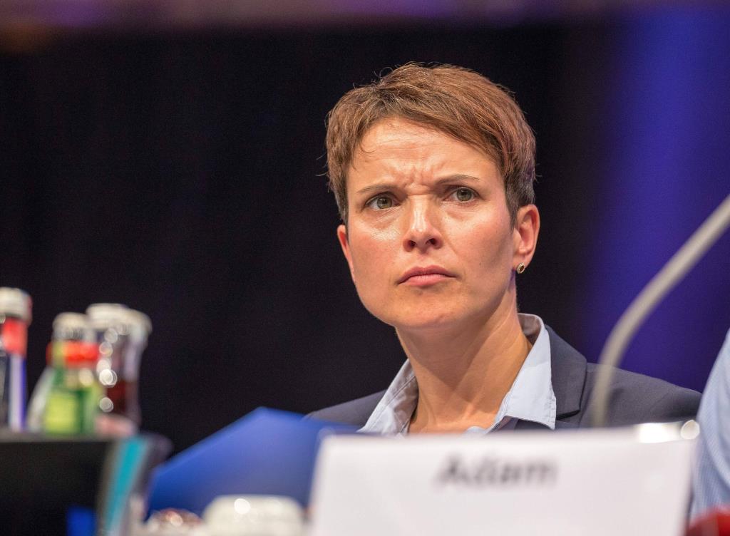 „Strażnicy graniczni powinni strzelać do imigrantów”