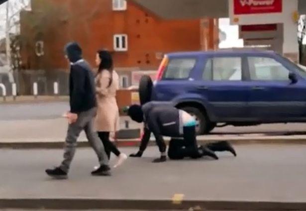 Mieszkanka Birmingham wyprowadziła na spacer mężczyznę na smyczy