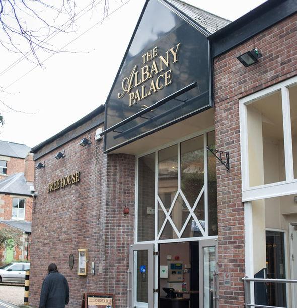 Szczur wspiął się po nodze klienta pubu i wyrwał mu z dłoni frytkę