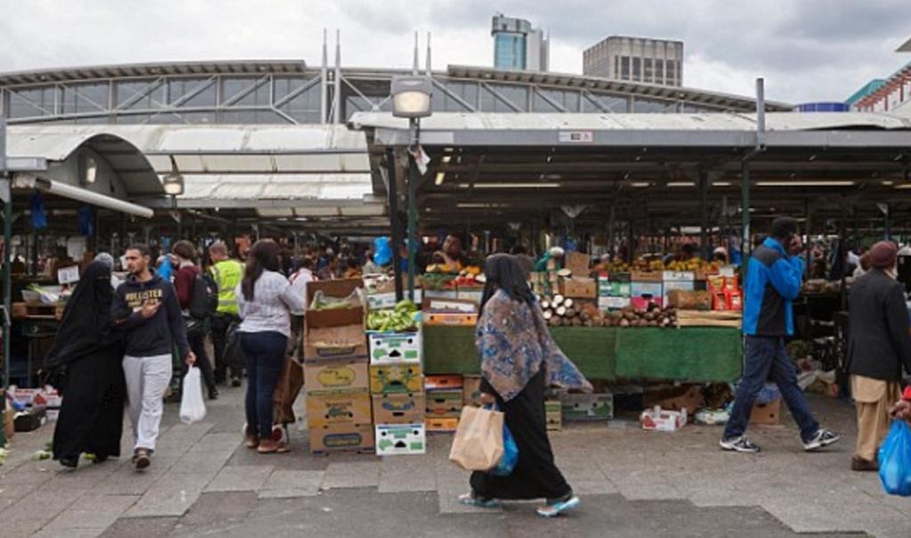 Brytyjczycy czują się mniej szczęśliwi, gdy ich sąsiedztwo zmienia się przez napływ imigrantów