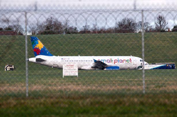 Zobacz film – samolot zjechał z pasa i zatrzymał się na trawie