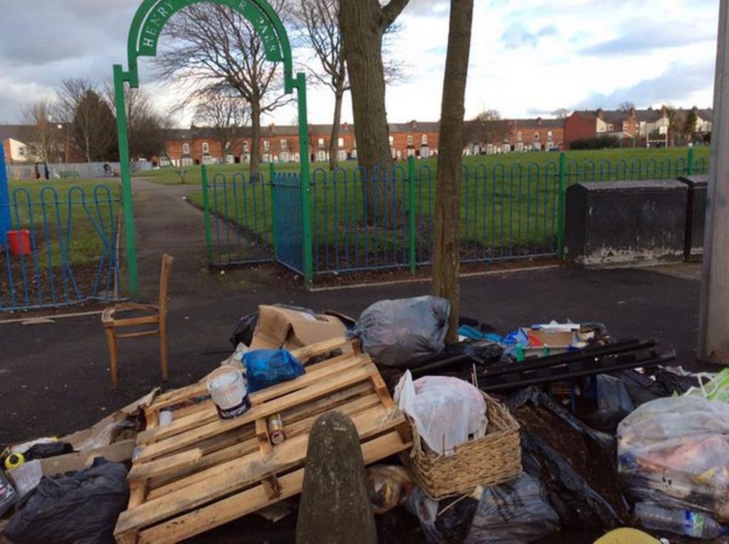 Na ulicach Birmingham zalegają sterty nielegalnie wyrzuconych śmieci