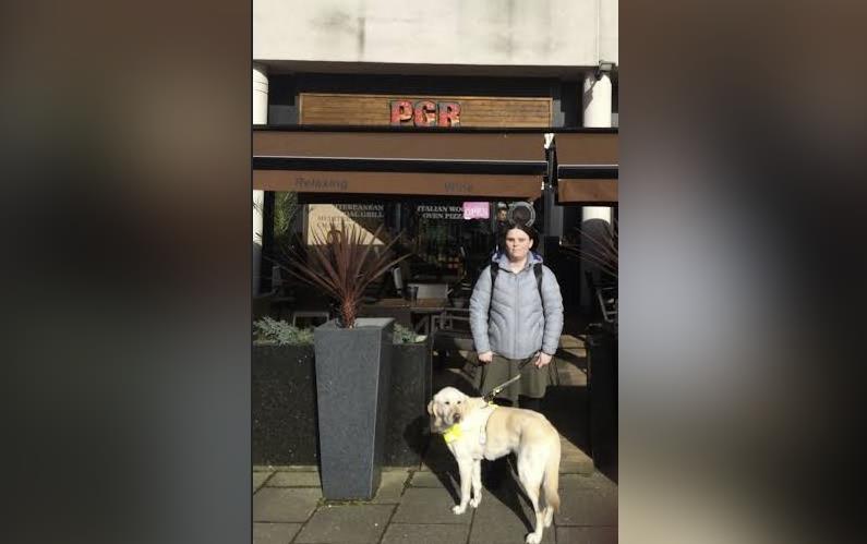 Personel pizzerii w Coventry nie wpuścił do lokalu niewidomej studentki z psem przewodnikiem