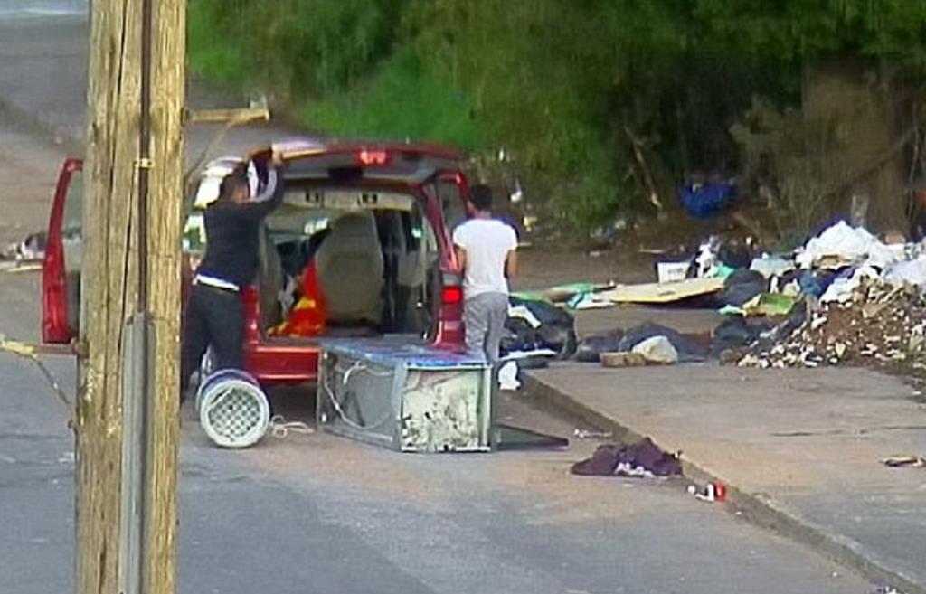 Materace i gnijące zwłoki owiec – mężczyźni nielegalnie zaśmiecający park przemysłowy skazani