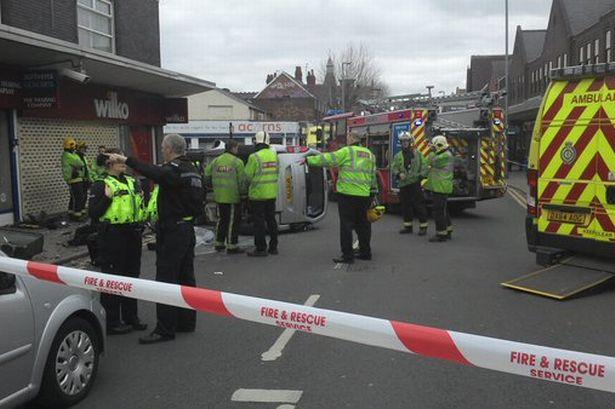 Kraksa w Kings Heath – starszy kierowca stracił panowanie nad samochodem