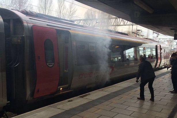 Ewakuacja pasażerów z pociągu, w którym zapalił się silnik