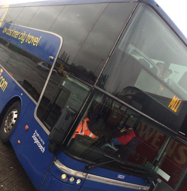 Utknęli na ponad dwie godziny w autobusie, bo kierowca wyszedł bez słowa