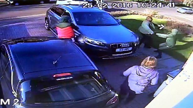 Mężczyzna brutalnie pobity przed własnym domem przez złodziei