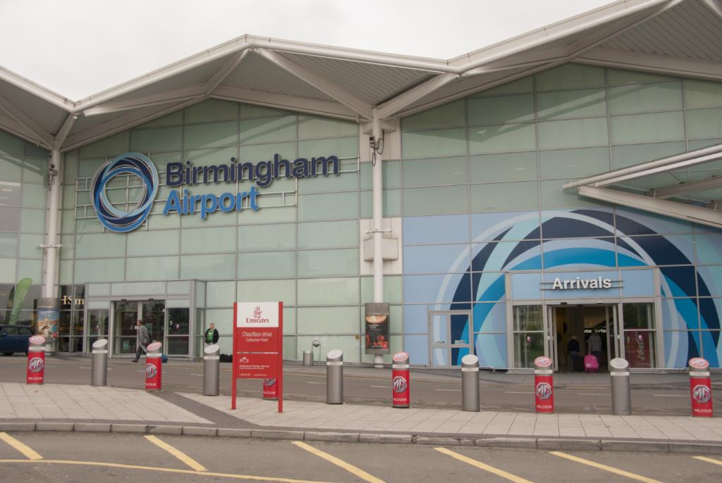 Usterka techniczna przyczyną ogromnych kolejek do odprawy na lotnisku w Birmingham