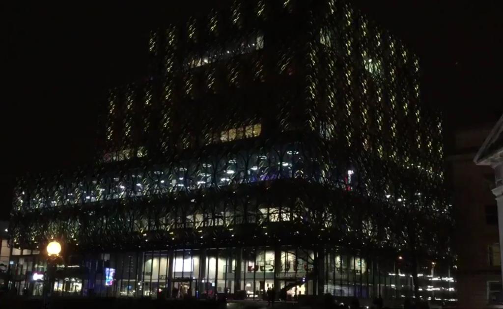 Library of Birmingham podświetlona w kolorach belgijskiej flagi