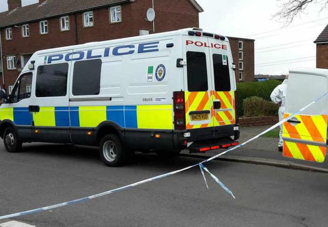 Mężczyzna śmiertelnie dźgnięty nożem w West Bromwich – aresztowano trzy osoby