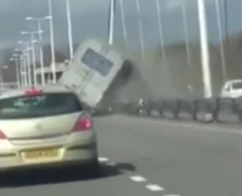 Silny wiatr wywrócił ciężarówkę na moście Humber Bridge