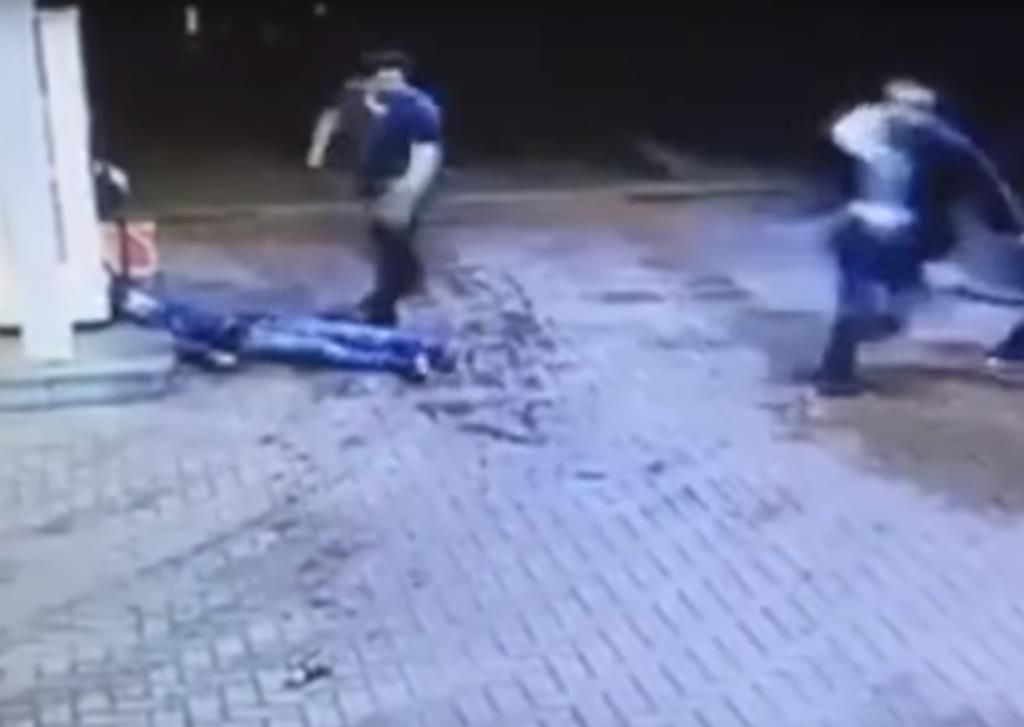 Przerażający atak na stacji benzynowej – policja prosi o pomoc