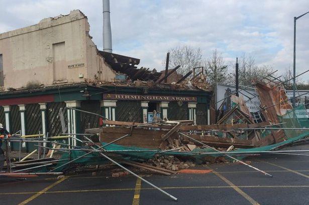 Zawalone rusztowanie spowodowało utrudnienia w poruszaniu się po Winson Green