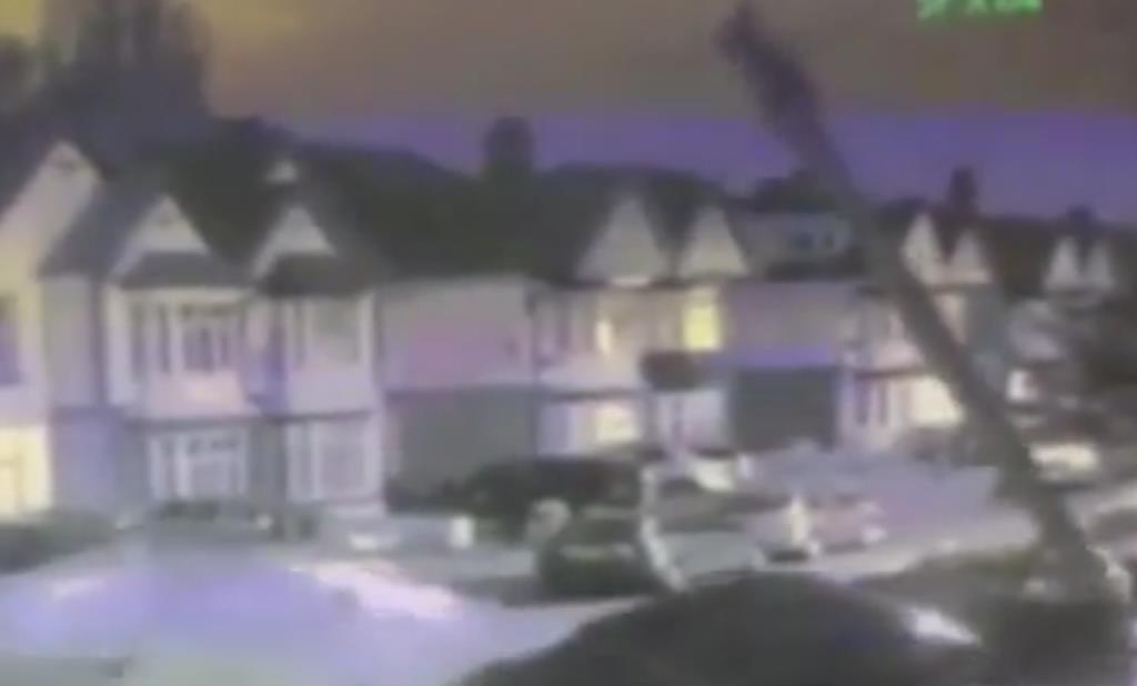 Zobacz film – samochód uderzył w siedem zaparkowanych pojazdów i przewrócił słup