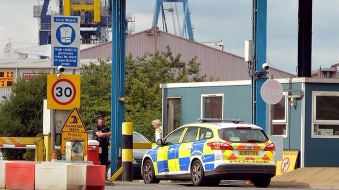 Gangi przemycające nielegalnych imigrantów do UK korzystają z mniej popularnych portów