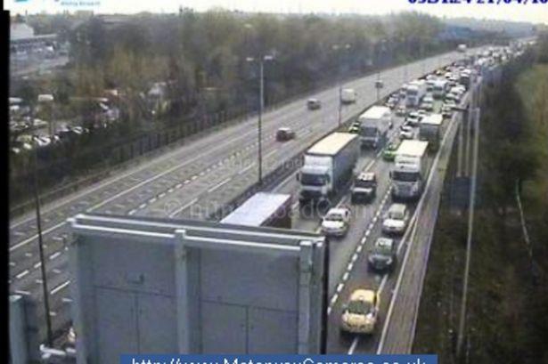 Mężczyzna spadł z mostu w pobliżu Walsall – autostrada M6 zamknięta