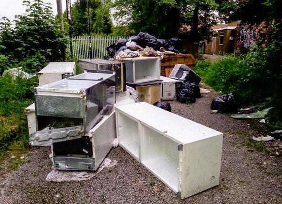 400 funtów kary dla osób wyrzucających śmieci w miejscach niedozwolonych