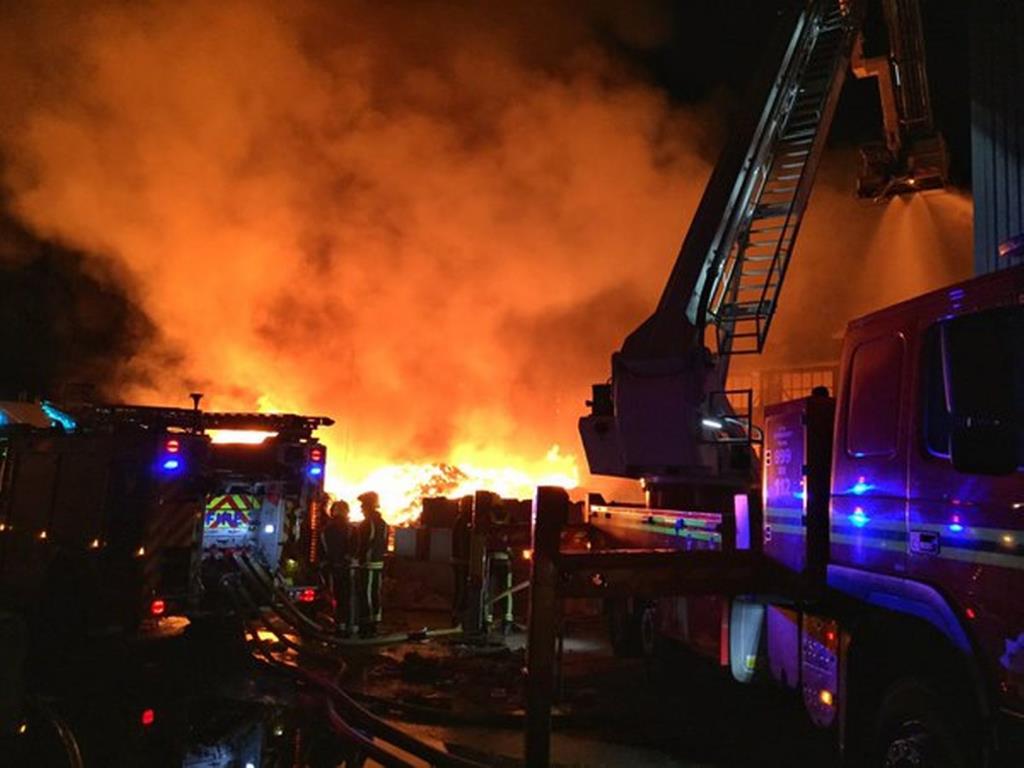 Ogromny pożar w przetwórni śmieci w Oldbury