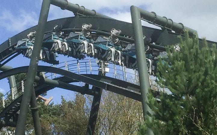 30 osób utknęło głowami w dół na jednej z kolejek w Alton Towers