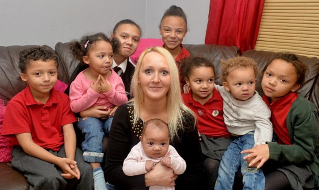 Matka ośmiorga dzieci poszła do pracy, by ominąć ograniczenia zasiłkowe