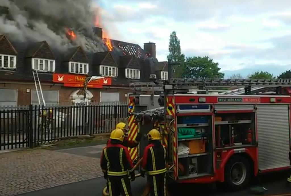 Ogromny pożar w opuszczonym pubie w Kingstanding