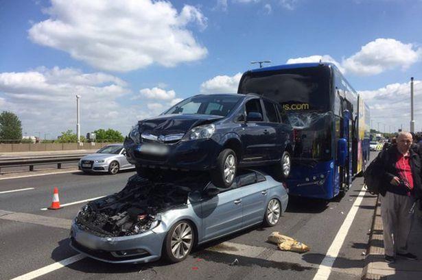 Wypadek na M6 – samochód wylądował na dachu innego pojazdu
