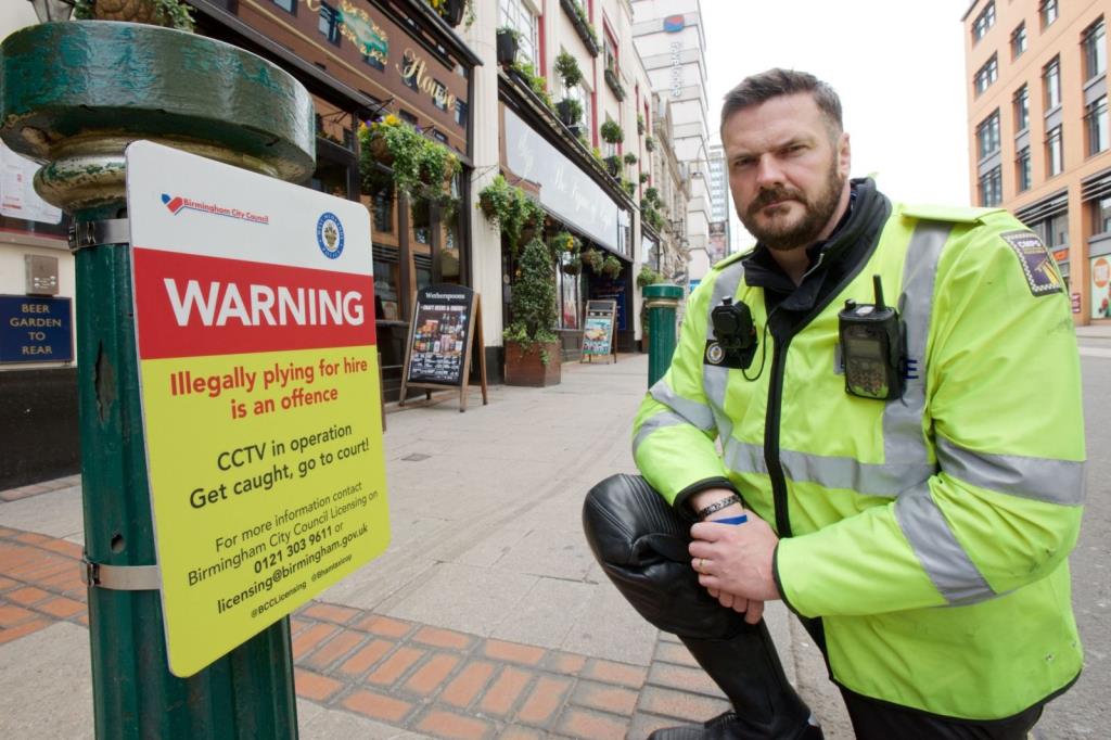 Policja z Birmingham walczy z działającymi nielegalnie taksówkarzami i przewoźnikami