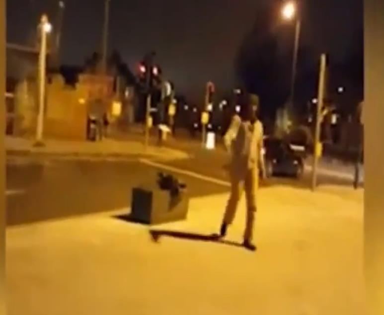 Polak nagrał telefonem, jak uzbrojony w nóż Somalijczyk zaatakował pasażerów na stacji metra