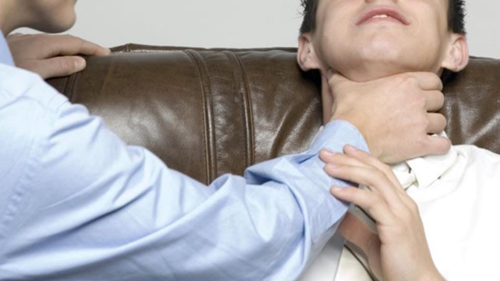 12-latek zmarł, bo wziął udział w niebezpiecznej zabawie w duszenie