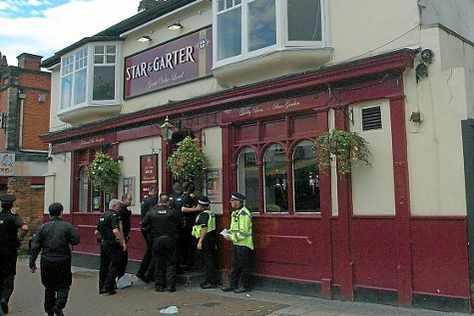 Policyjny nalot na pub w West Bromwich – przejęto wartą ponad 1 tys. funtów marihuanę